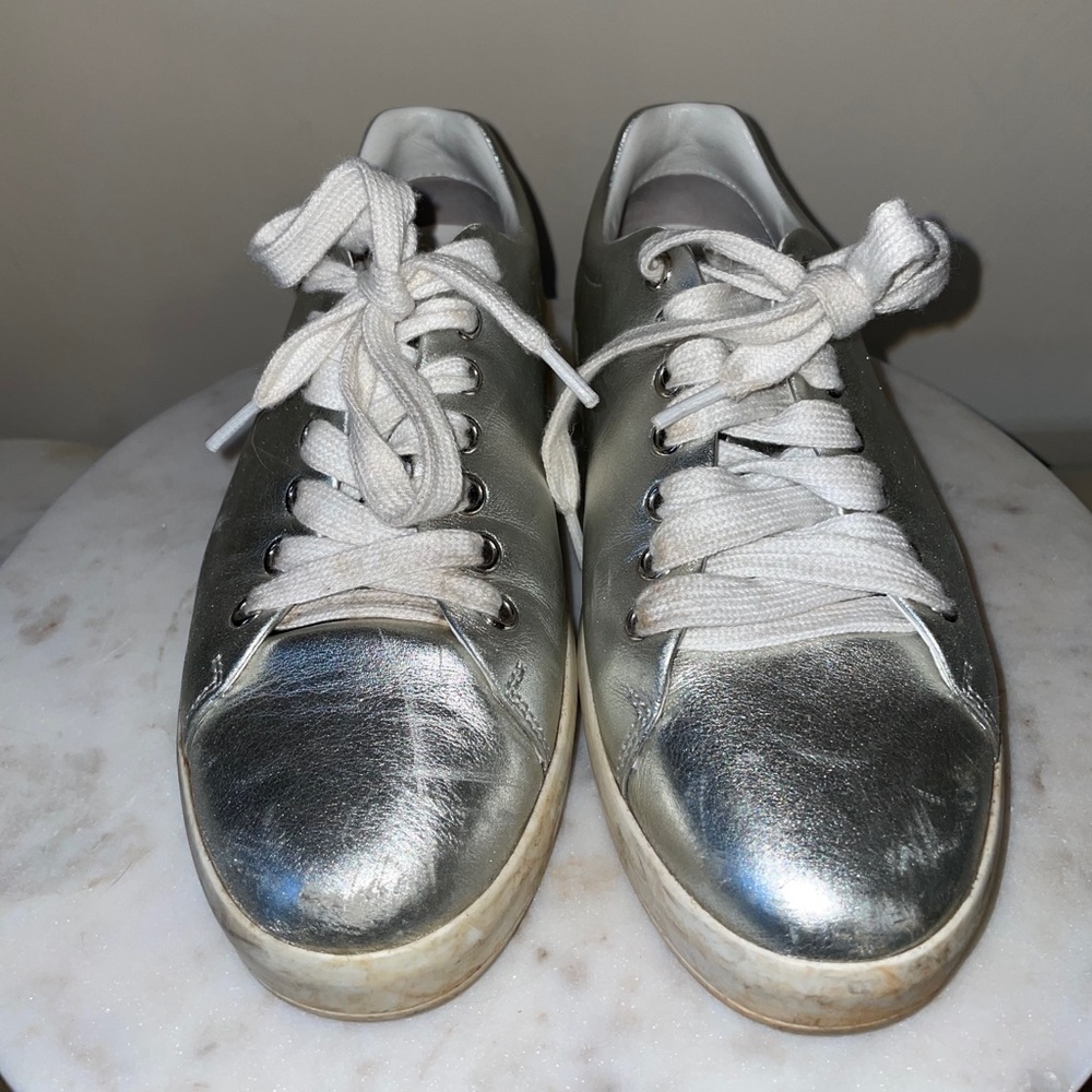 Comfortable stylish sneaker.